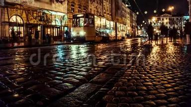 夜间城市街道上人的延时运动。 科布尔斯通路。 旅游和旅游理念.. 欧洲